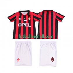Matchtröjor AC Milan Retro 1996 1997 Kortärmad till Barn (1:a ställ) Matchtröjor AC Milan Retro 1996 1997 Kortärmad till Barn (1:a ställ)
