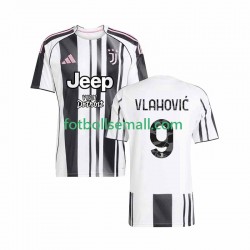 Matchtröjor Juventus Vlahovic 9 2025-2026 Kortärmad till Herr (1:a ställ) Matchtröjor Juventus Vlahovic 9 2025-2026 Kortärmad till Herr (1:a ställ)