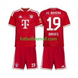 Matchtröjor FC Bayern München Alphonso Davies 19 2026-2027 Kortärmad till Barn (1:a ställ) Matchtröjor FC Bayern München Alphonso Davies 19 2026-2027 Kortärmad till Barn (1:a ställ)