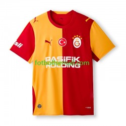 Matchtröjor Galatasaray SK 2026-2027 Kortärmad till Herr (1:a ställ) Matchtröjor Galatasaray SK 2026-2027 Kortärmad till Herr (1:a ställ)