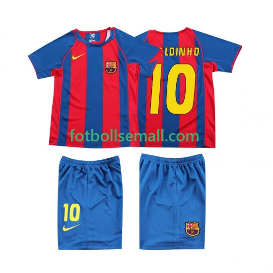 Matchtröjor FC Barcelona RONALDINHO 10 Retro 2004 Kortärmad till Barn (1:a ställ)