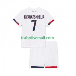Matchtröjor Paris Saint-Germain Khvicha Kvaratskhelia 7 2024-2025 Kortärmad till Barn (2:a ställ) Matchtröjor Paris Saint-Germain Khvicha Kvaratskhelia 7 2024-2025 Kortärmad till Barn (2:a ställ)