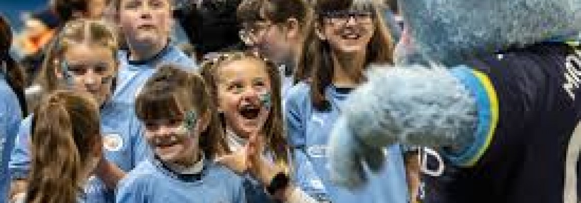 Manchester City har värvat den unge spelaren Rayan Cherki. Manchester City har värvat den unge spelaren Rayan Cherki.