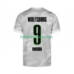 Matchtröjor VfL Wolfsburg Mohamed Amoura 9 2025-2026 Kortärmad till Herr (2:a ställ) Matchtröjor VfL Wolfsburg Mohamed Amoura 9 2025-2026 Kortärmad till Herr (2:a ställ)