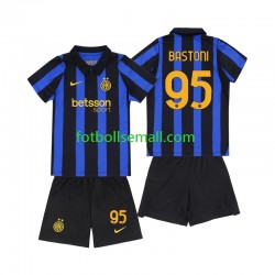 Matchtröjor Inter Milan Alessandro Bastoni 95 2026-2027 Kortärmad till Barn (1:a ställ) Matchtröjor Inter Milan Alessandro Bastoni 95 2026-2027 Kortärmad till Barn (1:a ställ)