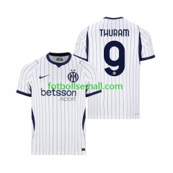 Matchtröjor Inter Milan Marcus Thuram 9 2026-2027 Kortärmad till Herr (2:a ställ) Matchtröjor Inter Milan Marcus Thuram 9 2026-2027 Kortärmad till Herr (2:a ställ)