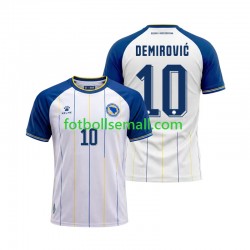 Matchtröjor Bosnien och Hercegovina Ermedin Demirovic 10 World Cup 2026 Kortärmad till Herr (2:a ställ) Matchtröjor Bosnien och Hercegovina Ermedin Demirovic 10 World Cup 2026 Kortärmad till Herr (2:a ställ)