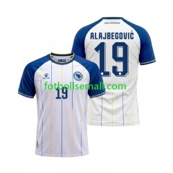 Matchtröjor Bosnien och Hercegovina Kerim Alajbegovic 19 World Cup 2026 Kortärmad till Herr (2:a ställ) Matchtröjor Bosnien och Hercegovina Kerim Alajbegovic 19 World Cup 2026 Kortärmad till Herr (2:a ställ)