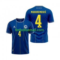 Matchtröjor Bosnien och Hercegovina Tarik Muharemovic 4 World Cup 2026 Kortärmad till Herr (1:a ställ) Matchtröjor Bosnien och Hercegovina Tarik Muharemovic 4 World Cup 2026 Kortärmad till Herr (1:a ställ)