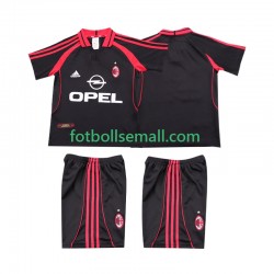 Matchtröjor AC Milan Retro 2000 2001 Kortärmad till Barn (3:e ställ) Matchtröjor AC Milan Retro 2000 2001 Kortärmad till Barn (3:e ställ)