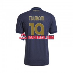 Matchtröjor Juventus Lilian Thuram 19 2024-2025 Kortärmad till Herr (3:e ställ) Matchtröjor Juventus Lilian Thuram 19 2024-2025 Kortärmad till Herr (3:e ställ)